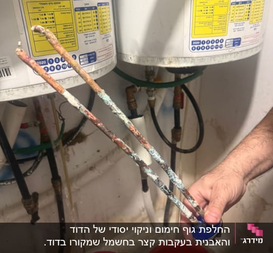 דוד שמש עם צינורות וכלים לתיקון חשמלי